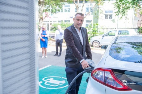 A jövő szolgálatában – elektromosautó-töltőt adtak át a Fal közben